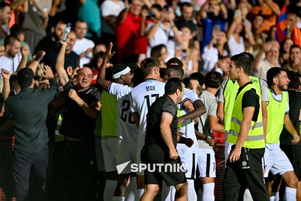 Футболисты Арарат-Армения празднуют победу в ответном матче Лиги Европы УЕФА против ФК Университатя Крайова (27 августа 2026). Еревaн - Sputnik Армения