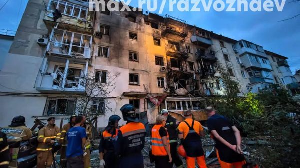 Последствия удара БПЛА ВСУ по пятиэтажке на улице Героев Подводников (28 августа 2026). Севастополь - Sputnik Армения