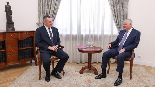 Вице-премьер Мгер Григорян принял министра по техническому регулированию Евразийской экономической комиссии Александра Субботина (28 августа 2026). Еревaн - Sputnik Армения