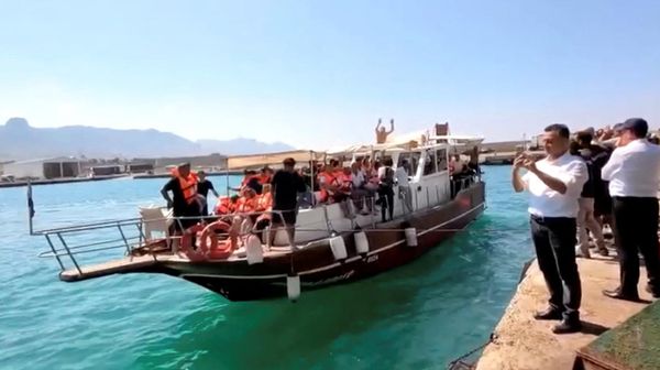 Кадр из видео с лодкой с пассажирами утонувшего парома у берегов Северного Кипра (30 августа 2026). Кирения - Sputnik Армения