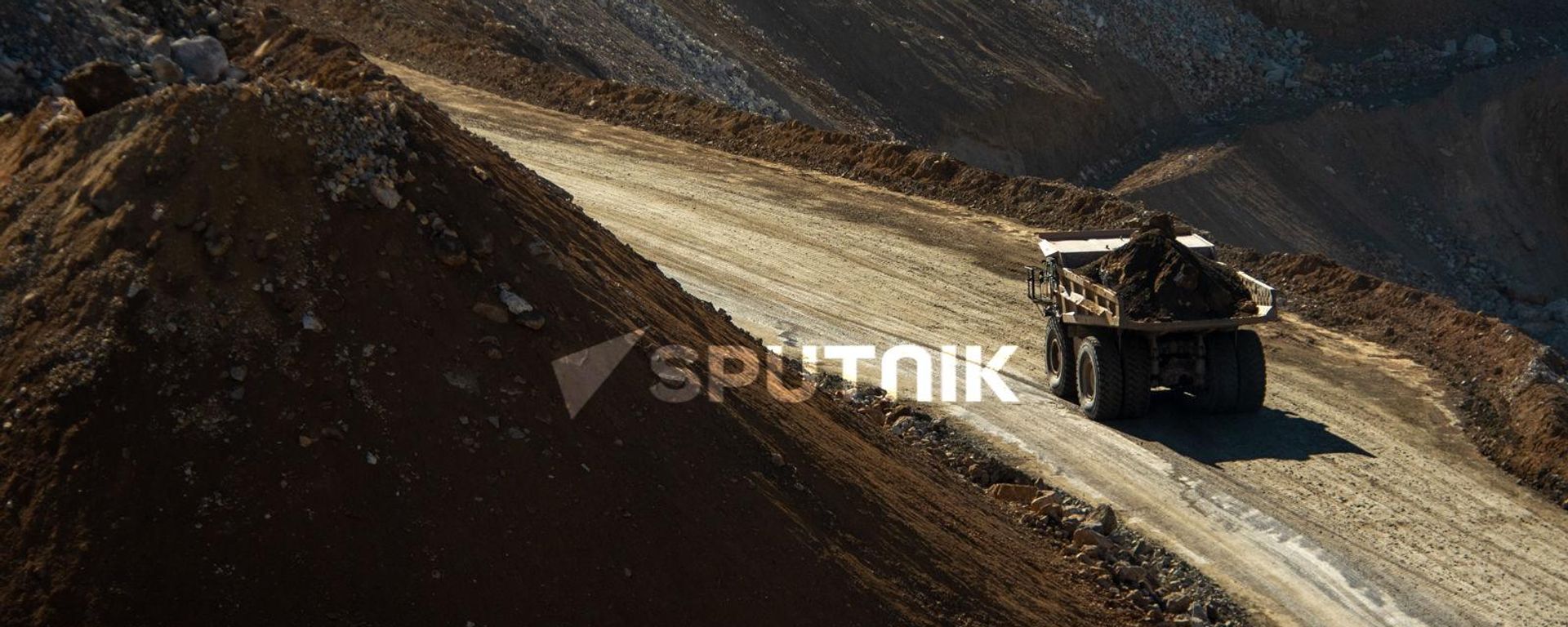 Грузовой автомобиль на руднике Зангезурского медно-молибденового комбината Грузовой автомобиль на руднике Зангезурского медно-молибденового комбината - Sputnik Армения, 1920, 15.07.2021