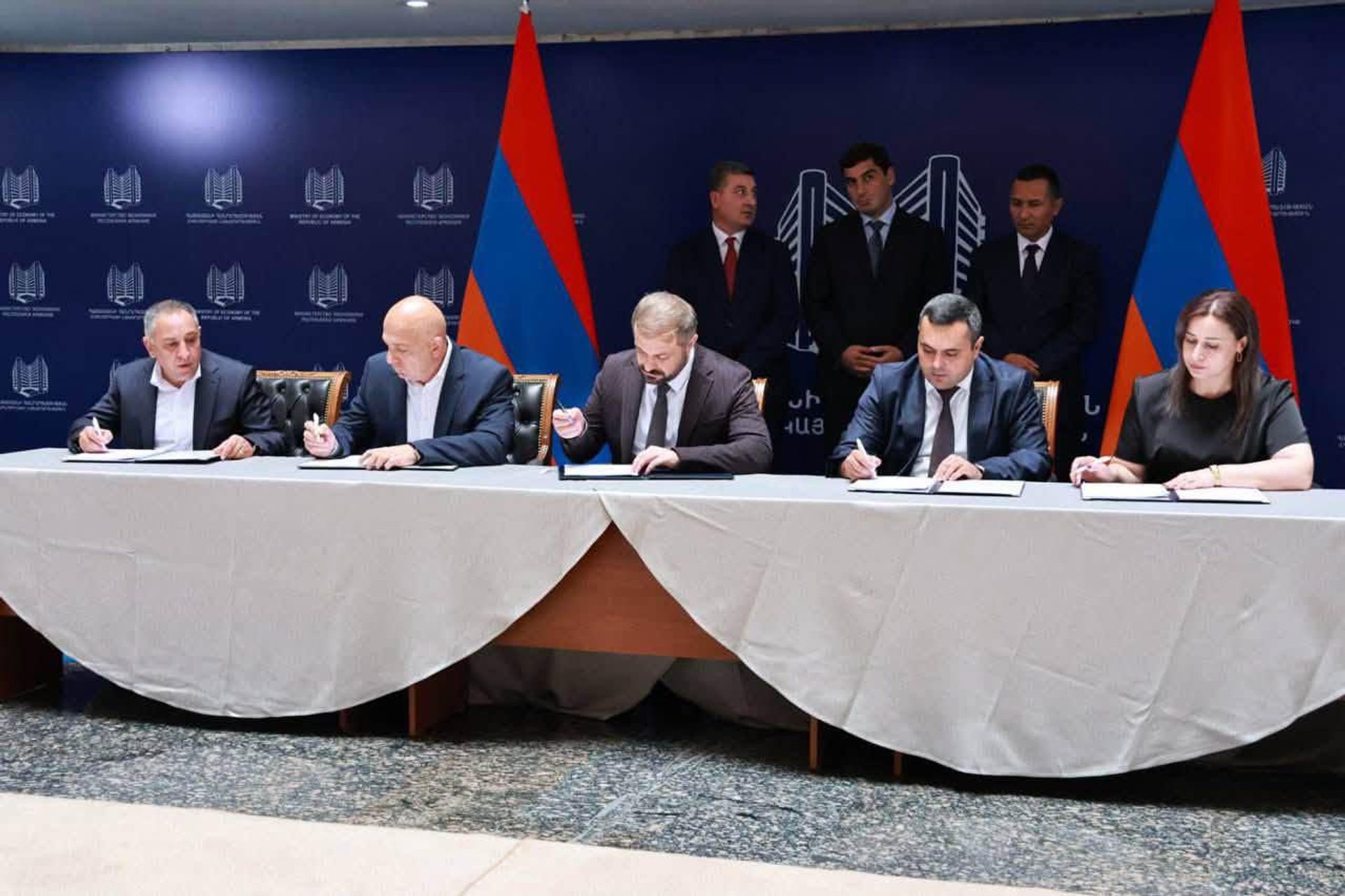 Церемония подписания соглашения о развитии общин между ЗАО Lydian Armenia, правительством Армении в лице Министерства экономики и общинами Джермук, Вайк и Сисиан (31 августа 2026). Еревaн - Sputnik Армения, 1920, 31.08.2026