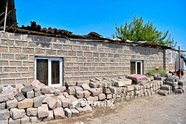 Ситуация в Шенгавите, где власти намереваются снести заселенные дома (31 августа 2026). Еревaн Ситуация в Шенгавите, где власти намереваются снести заселенные дома (31 августа 2026). Еревaн - Sputnik Армения