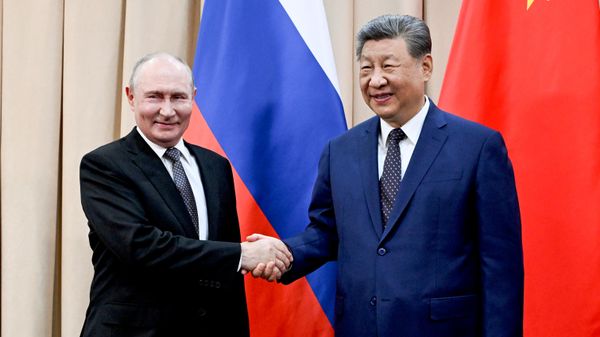 Президент РФ Владимир Путин и председатель КНР Си Цзиньпин во время встречи на полях саммита Шанхайской организации сотрудничества (31 августа 2026). Бишкек - Sputnik Армения