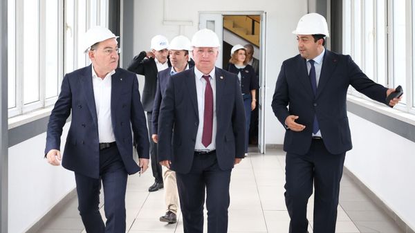 Председатель КРОУ Месроп Месропян и Генеральный директор ЗАО Газпром Армения Ашот Акопян посетили энергоблок Раздан-5 - Sputnik Армения