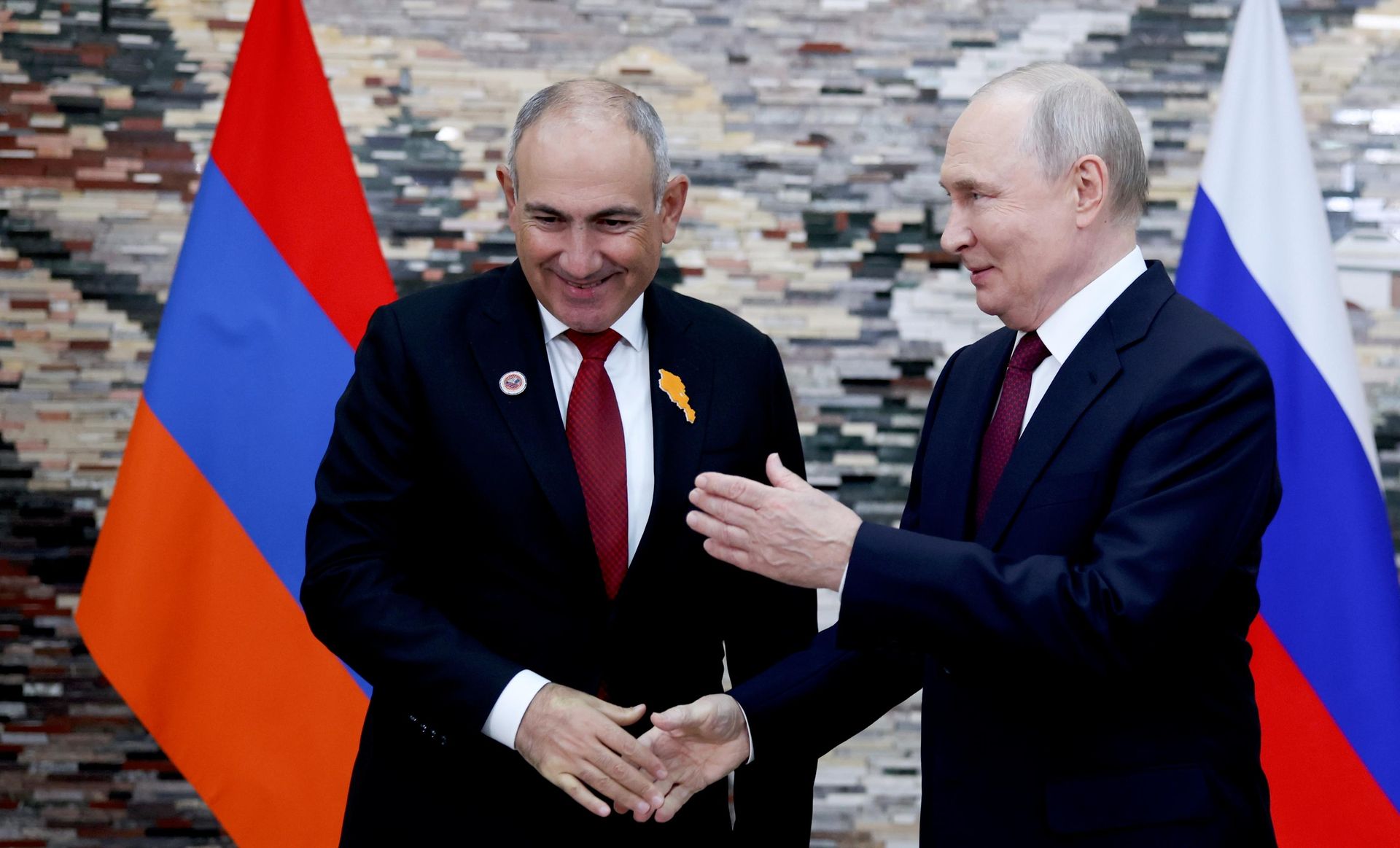 Встреча премьер-министра Никола Пашиняна и президента РФ Владимира Путина на полях саммита Шанхайской организации сотрудничества (1 сентября 2026). Бишкек - Sputnik Армения, 1920, 01.09.2026