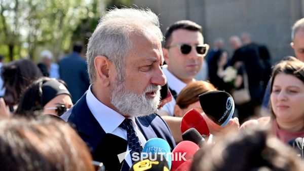 Гагик Багунц отвечает на вопросы журналистов в военном пантеоне Ераблур (2 сентября 2026). Еревaн - Sputnik Армения