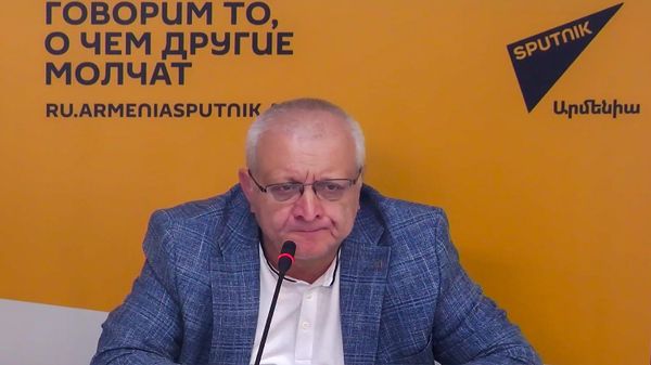 Сурен Суренянц во время пресс-конференции (3 сентября 2026). Еревaн - Sputnik Армения