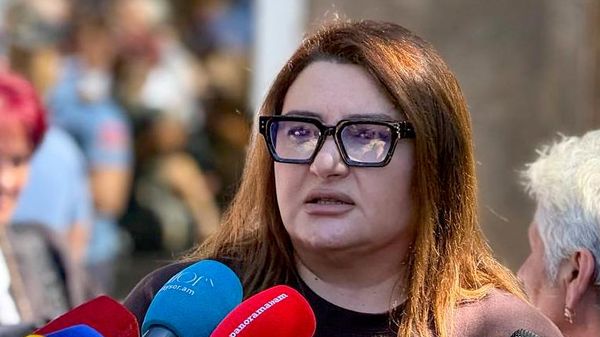 Ивета Тоноян отвечает на вопросы журналистов у здания суда, где проходит судебное заседание по делу Гагика Царукяна (3 сентября 2026). Еревaн - Sputnik Армения