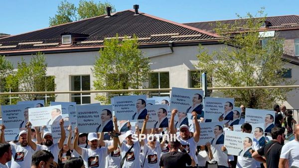 Люди у здания суда, где проходит судебное заседание по делу Гагика Царукяна (3 сентября 2026). Еревaн - Sputnik Армения