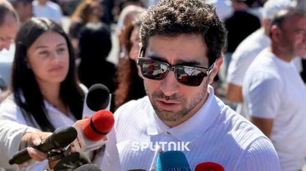 Левон Кочарян отвечает на вопросы журналистов у здания суда, где проходит судебное заседание по делу Гагика Царукяна (3 сентября 2026). Еревaн - Sputnik Армения