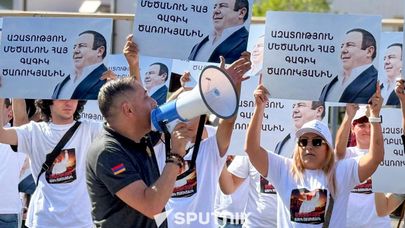 Арман Абовян обращается к собравшимся у здания суда гражданам, где проходит судебное заседание по делу Гагика Царукяна (3 сентября 2026). Еревaн