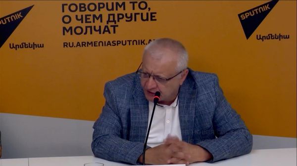 Суренянц представил 4 причины политических преследований в Армении - Sputnik Армения