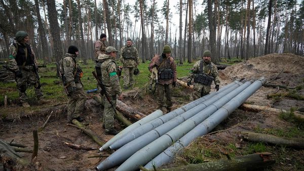 Украинские солдаты осматривают ракеты в селе Березовка - Sputnik Армения