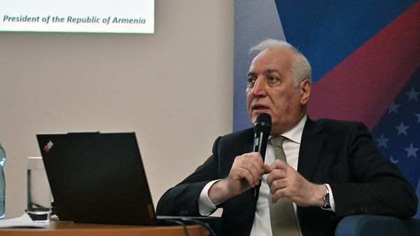 Президент Ваагн Хачатурян выступил с речью в университете CEURO (4 сентября 2026). Прага - Sputnik Армения
