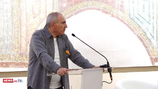 Премьер-министр Никол Пашинян выступает с речью на презентации книги Армена Григоряна Сделай шаг, отвергни Сержа (5 сентября 2026). Еревaн - Sputnik Армения