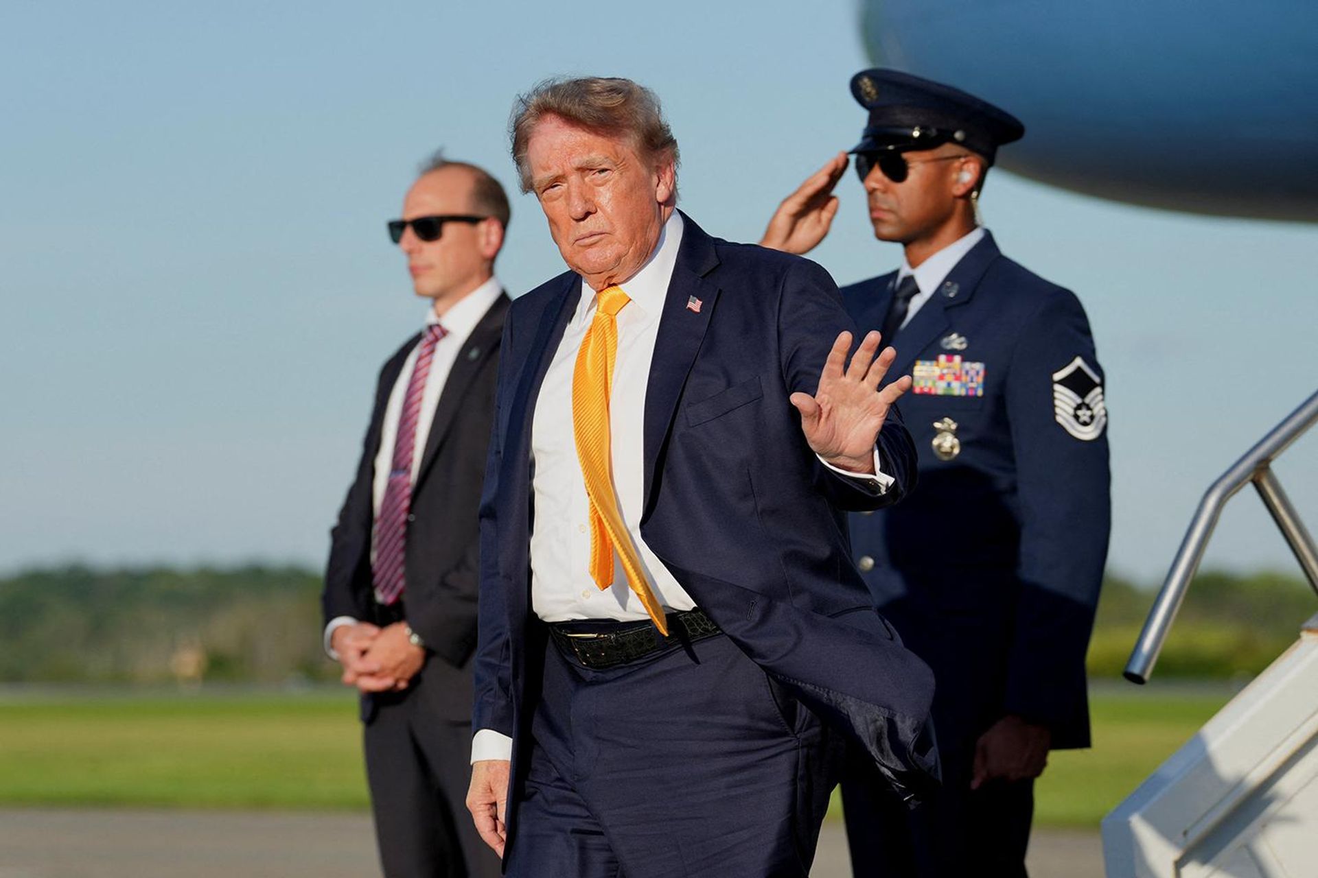 Президент США Дональд Трамп машет рукой после выхода из самолета Air Force One в Морристауне (4 сентября 2026). Нью-Джерси - Sputnik Արմենիա, 1920, 06.09.2026