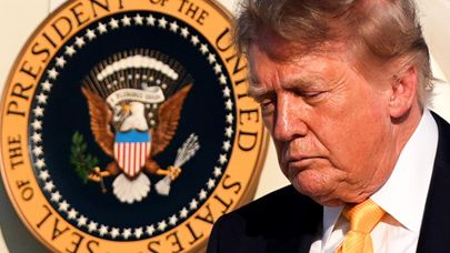 Президент США Дональд Трамп машет рукой после выхода из самолета Air Force One в Морристауне (4 сентября 2026). Нью-Джерси