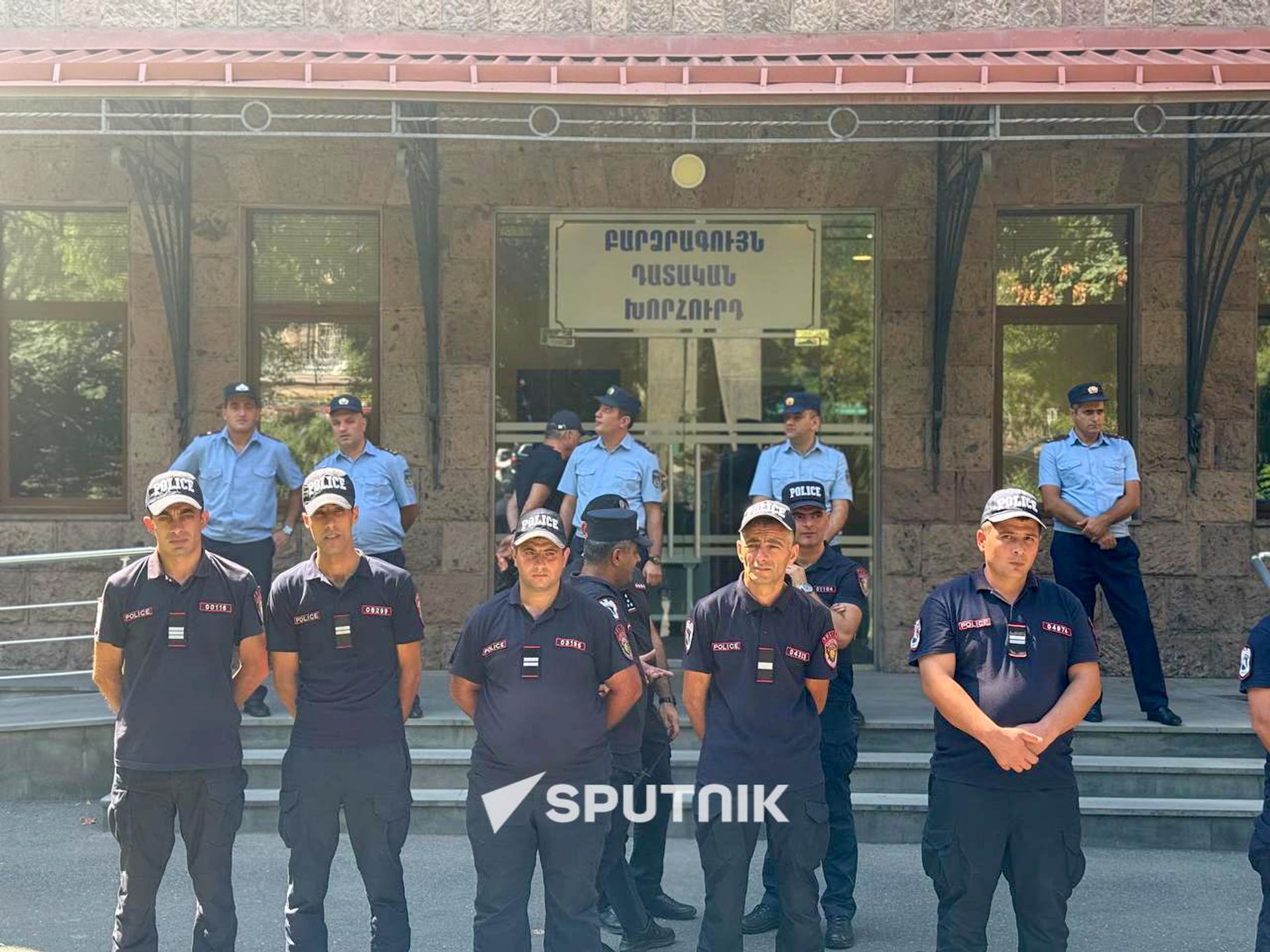 Акция протеста перед Высшим судебным советом в преддверии судебного разбирательства по делу Андраника Теваняна и Арегназ Манукян (7 сентября 2026). Еревaн - Sputnik Արմենիա, 1920, 07.09.2026