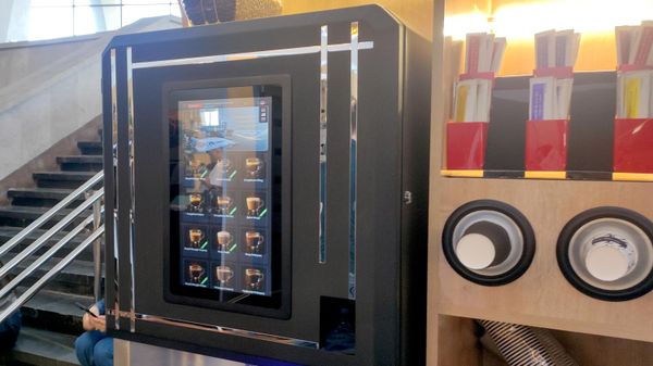 Кофейный автомат компании Simtech Systems на выставке Armenia Expo 2026 в Ереване - Sputnik Армения