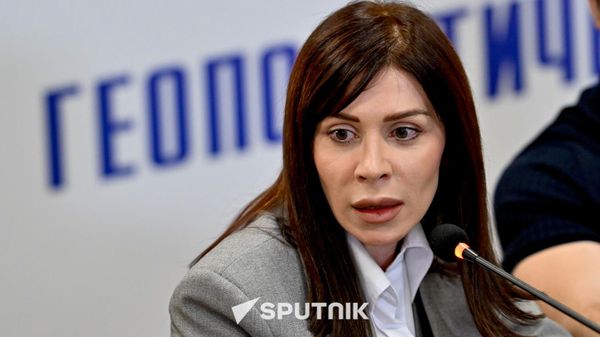 Депутат парламентской фракции Армения Агнесса Хамоян во время пресс-конференции (8 сентября 2026). Еревaн - Sputnik Армения