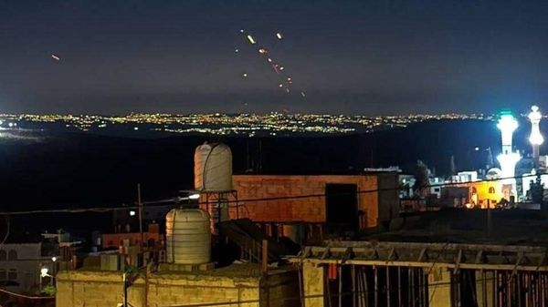 Следы перехватов в небе над ночным городом во время ракетной атаки. Иордания - Sputnik Армения