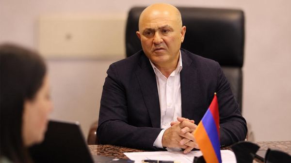 Глава общины Мегри Хачатур Андреасян на встрече с представителями фонда развития ВИННЕТ Горис (2 сентября 2026). Мегри - Sputnik Армения