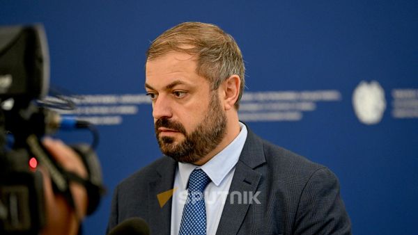 Министр экономик Геворг Папоян после очередного заседания правительства (11 сентября 2026). Еревaн - Sputnik Армения