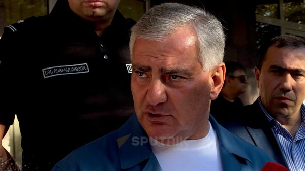 Самвел Карапетян общается с прессой у здания суда (11 сентября 2026). Ереван Самвел Карапетян общается с прессой у здания суда (11 сентября 2026). Ереван - Sputnik Армения