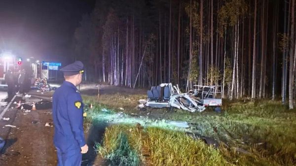 Место смертельного ДТП с участием рейсового автобуса под Архангельском (12 сентября 2026). Россия - Sputnik Армения
