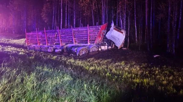 Место смертельного ДТП с участием рейсового автобуса под Архангельском (12 сентября 2026). Россия - Sputnik Արմենիա