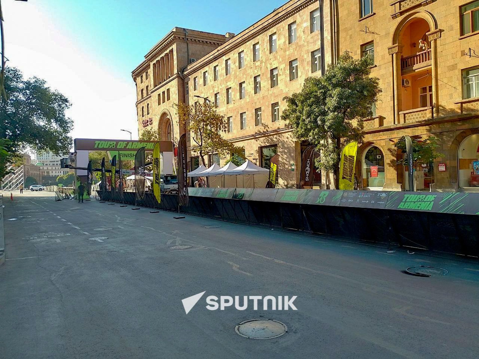 Улицы, ведущие к площади Республики, перекрыты в связи с проведением заключительного, четвертого этапа велогонки Tour of Armenia (13 сентября 2026). Еревaн - Sputnik Արմենիա, 1920, 13.09.2026