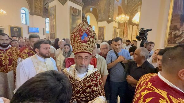 Архиепископ Микаэл Аджапахян проводит литургию по случаю праздника Воздвижения Животворящего Креста Господня (Хачверац) в Эчмиадзине - Sputnik Армения