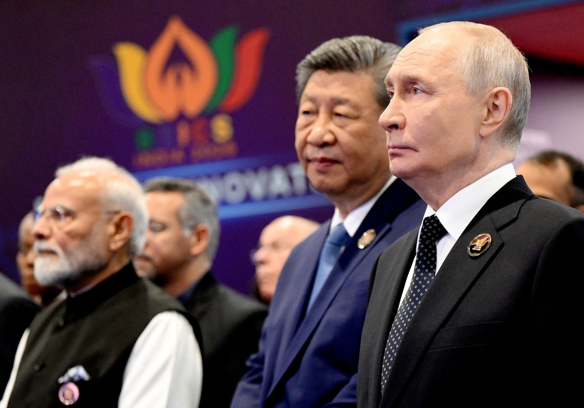Президент РФ Владимир Путин, председатель КНР Си Цзиньпин, премьер-министр Индии Нарендра Моди во время совместного посещения выставки Инновационная Индия (12 сентября 2026). Нью-Дели - Sputnik Արմենիա, 1920, 13.09.2026