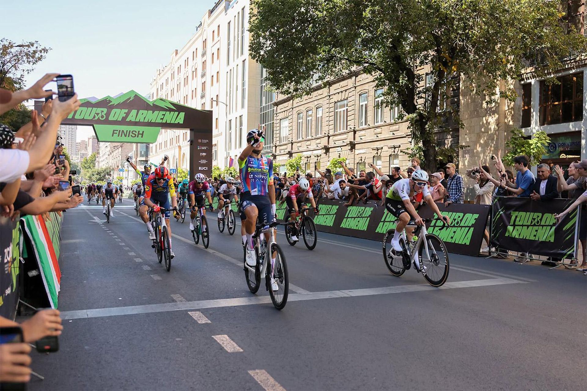 Участники четвертого этапа международной велогонки Tour of Armenia преодолели финиш (13 сентября 2026). Еревaн Участники четвертого этапа международной велогонки Tour of Armenia преодолели финиш (13 сентября 2026). Еревaн - Sputnik Армения, 1920, 14.09.2026