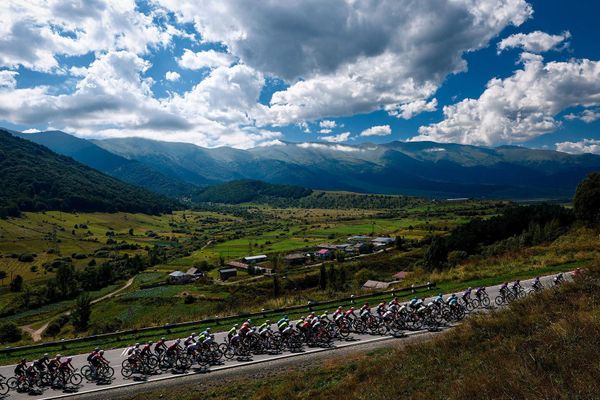Участники второго этапа международной велогонки Tour of Armenia преодолевают участок Киранц - Степанаван (11 сентября 2026). Участники второго этапа международной велогонки Tour of Armenia преодолевают участок Киранц - Степанаван (11 сентября 2026). - Sputnik Армения