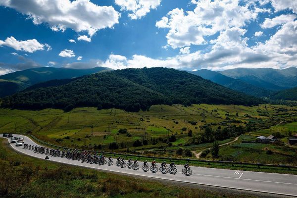 Участники второго этапа международной велогонки Tour of Armenia преодолевают участок Киранц - Степанаван (11 сентября 2026). Участники второго этапа международной велогонки Tour of Armenia преодолевают участок Киранц - Степанаван (11 сентября 2026). - Sputnik Армения