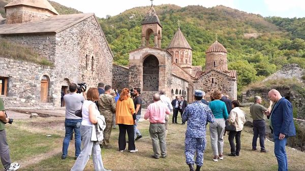 Аккредитованные в Азербайджане дипломаты в монастыре Дадиванк (11 сентября 2026). Дадиванк - Sputnik Армения