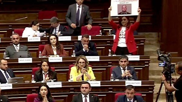 Армянский депутат провела в парламенте акцию в поддержку Левона Мнацаканяна - Sputnik Армения