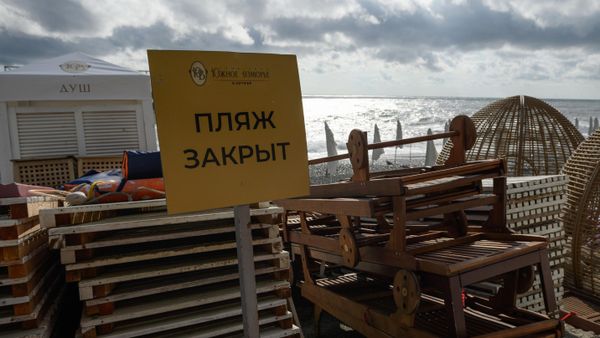 Табличка Пляж закрыт возле входа на пляж Южное взморье в Адлерском районе Сочи - Sputnik Армения