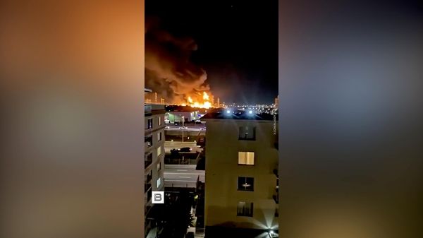 Крупный пожар начался на НПЗ в городе Абха после ударов Йемена по Саудовской Аравии - Sputnik Армения