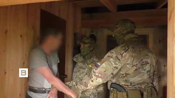 Кадры задержания гражданина России и Канады Николая Зюзева, осуждённого на семь лет колонии по делу о госизмене - Sputnik Армения