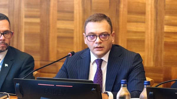 Замминистра иностранных дел и международной торговли Роберт Абисогомонян выступает с речью на 31-й сессии Комитета по насильственным исчезновениям в рамках диалога с Арменией (14 сентября 2026). Женева - Sputnik Армения