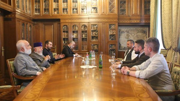 Գարեգին կաթողիկոսն ընդունել է «Նազովրեցի» միջազգային բարեգործական հիմնադրամի ներկայացուցիչներին - Sputnik Արմենիա