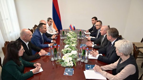 Губернатор Сюника Роберт Гукасян провел встречу с послом РФ Сергеем Копыркиным (16 сентября 2026). Сюник - Sputnik Армения