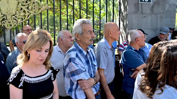 Акция протеста перед Национальным Собранием по статусу переселенцев из НК (17 сентября 2026). Еревaн - Sputnik Армения