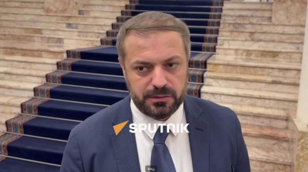 Министр экономики Геворк Папоян общается с прессой (17 сентября 2026). Еревaн - Sputnik Армения