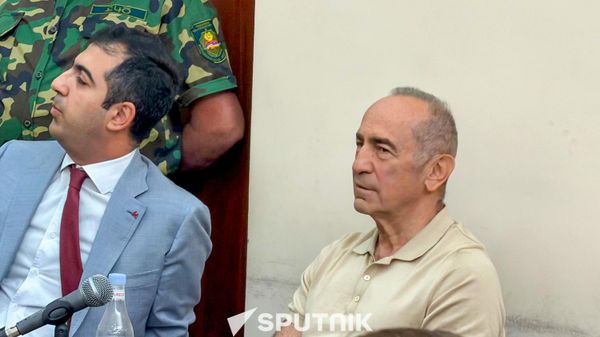 Роберт Кочарян и Арам Орбелян во время судебного заседания (18 сентября 2026). Еревaн - Sputnik Армения