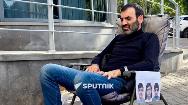 39-летний Ованес Айрапетян объявивший голодовку и сидячий пикет у здания МИД Армении - Sputnik Армения