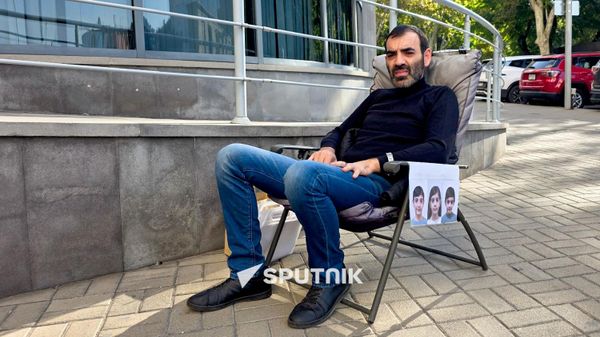 Հովհաննես Հայրապետյանն անժամկետ հացադուլ է հայտարարել և նստացույց սկսել ՀՀ ԱԳՄԱՆ շենքի մոտ - Sputnik Արմենիա